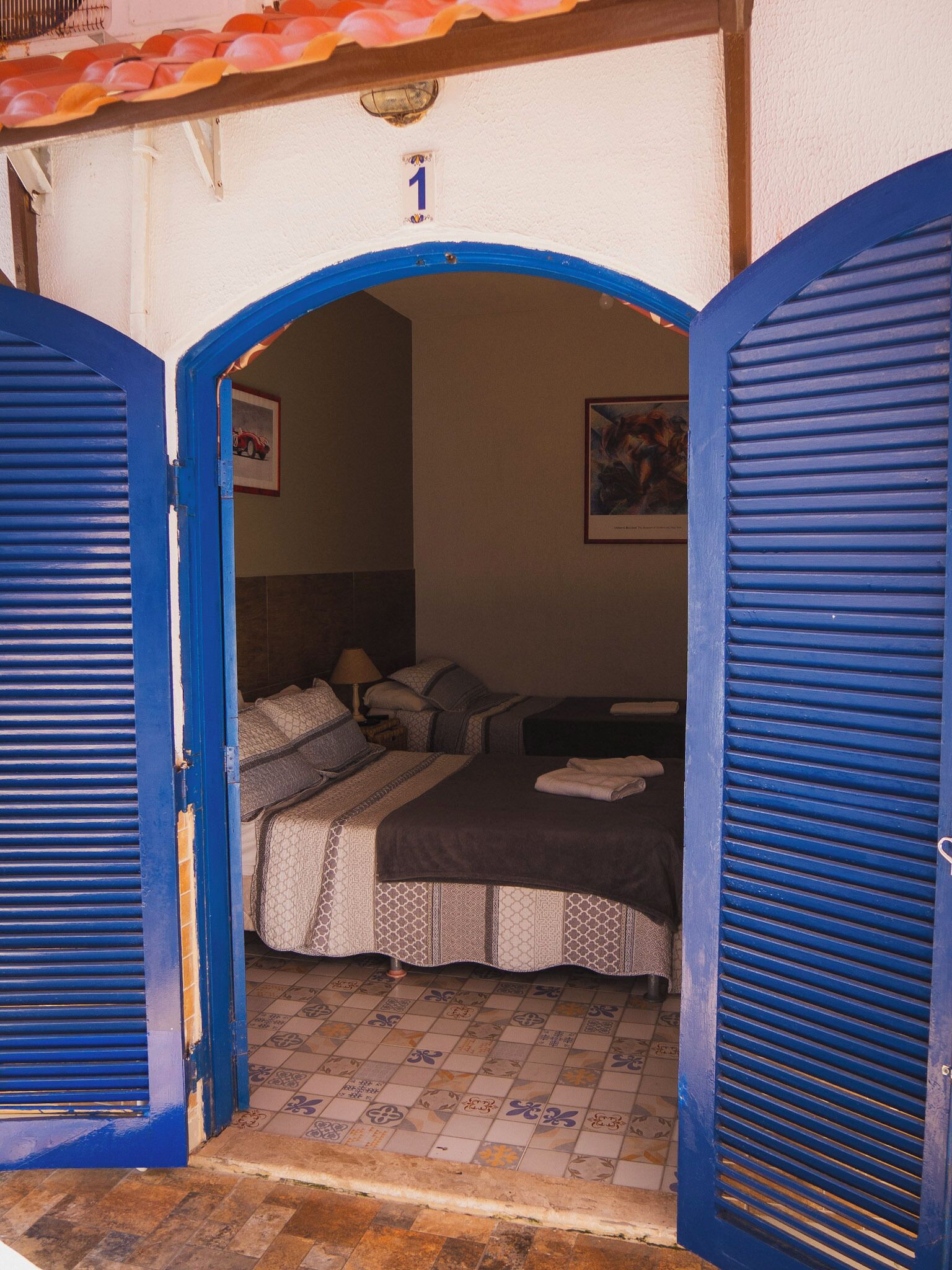 ميني بار وبديكورات فريدة لكل غرفة وواي فاي مجانًا وملاءات أسرّة