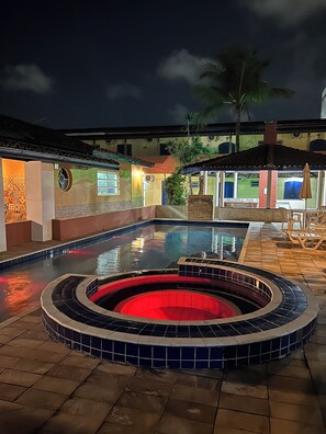 Piscine couverte, piscine extérieure, parasols de plage, chaises longues
