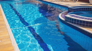 Piscina interna, piscina externa, guarda-sóis, espreguiçadeiras
