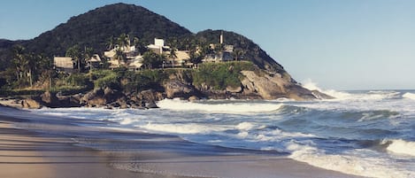 Una playa cerca, arena blanca, 20 bares en la playa