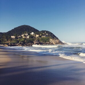 Perto da praia, areia branca, 20 bares na praia