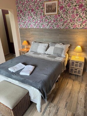 Deluxe Double Room | Minibar, individually decorated, free WiFi, bed sheets - Villa Di Verona (Guarujá)