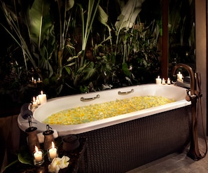 Deep soaking bathtub