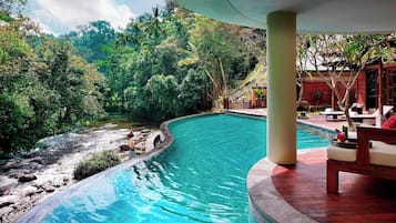 Villa, 2 Schlafzimmer, Nichtraucher, Flussblick (River View) | Pool | Außenpool, Cabañas (kostenlos), Sonnenschirme