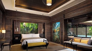 Un dormitorio amplio con una cama grande, un sofá y una mesa de comedor.