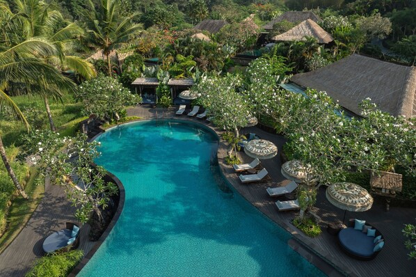 Una piscina al aire libre, cabañas de piscina gratuitas, sombrillas