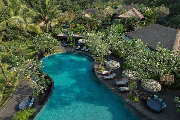 Una piscina al aire libre, cabañas de piscina gratuitas, sombrillas