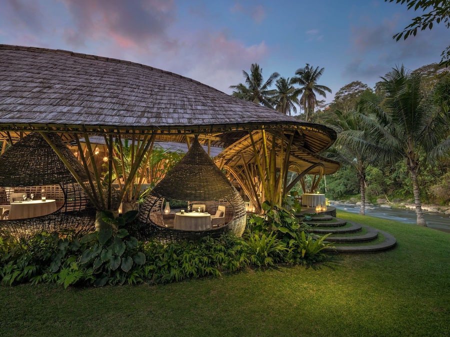 3 restaurants, breakfast, lunch, dinner served; international cuisine