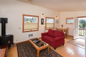 Premium-Ferienhaus, Küche (Flower Cottage) | Wohnbereich | Fernseher