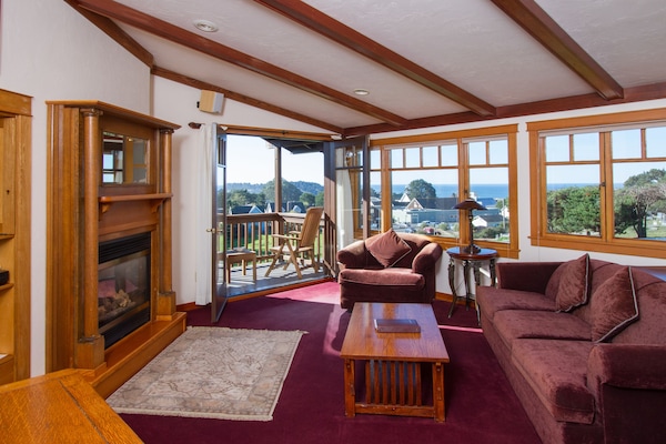 特級套房, 熱水浴缸, 海景 (Mendocino View West) | 客廳 | 電視