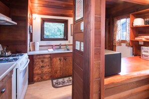 프리미엄 코티지, 온수 욕조 (Redwood Cottage) | 전용 주방 | 냉장고, 전자레인지, 커피/티 메이커, 전기 주전자