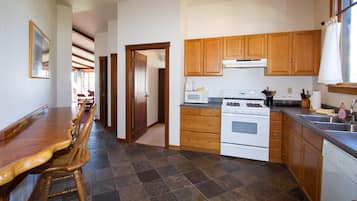 Suite Premium, bain à remous, vue océan (Mendocino View West) | Cuisine privée | Réfrigérateur, micro-ondes, cafetiÚre/bouilloire, bouilloire électrique