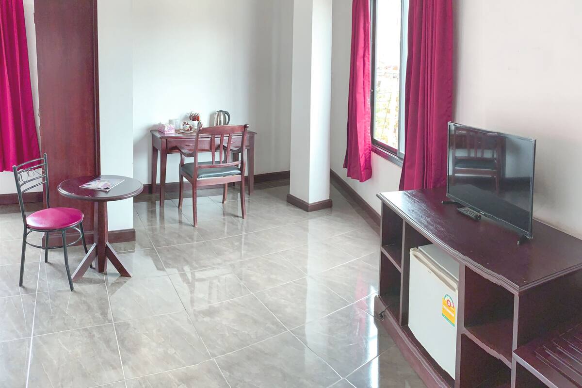 1 habitación, caja de seguridad en la habitación y escritorio 