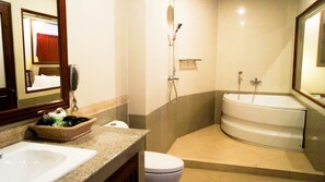 Deluxe Suite | Deep soaking bathtub - SNK Hotel (Vientiane)
