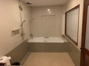 Deluxe Suite | Deep-soaking bathtub - SNK Hotel (Vientiane)