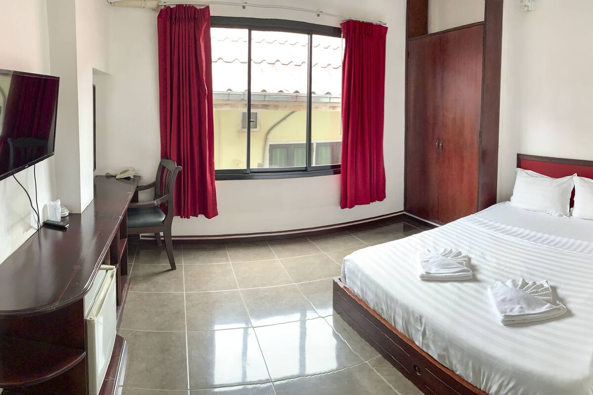 1 habitación, caja de seguridad en la habitación y escritorio 