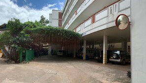 セルフパーキング (無料)、バレーパーキング (無料)