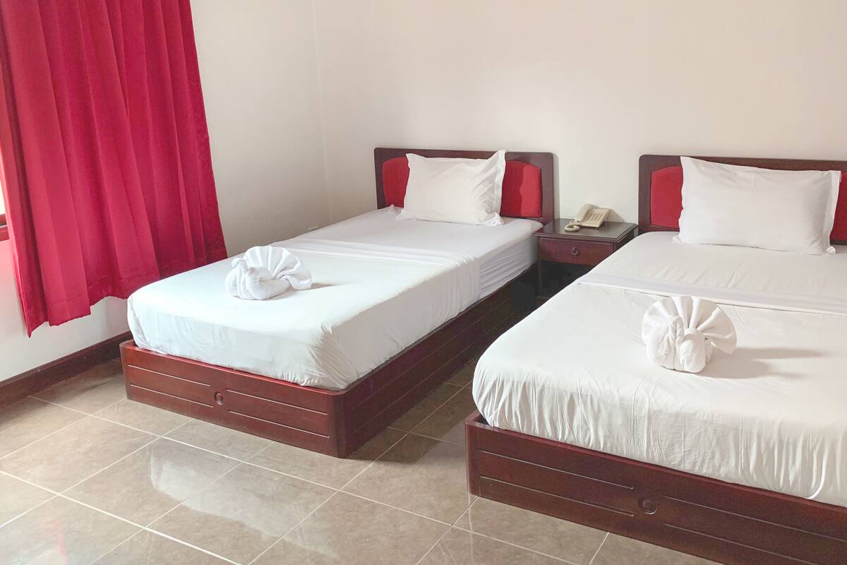 1 habitación, caja de seguridad en la habitación y escritorio 