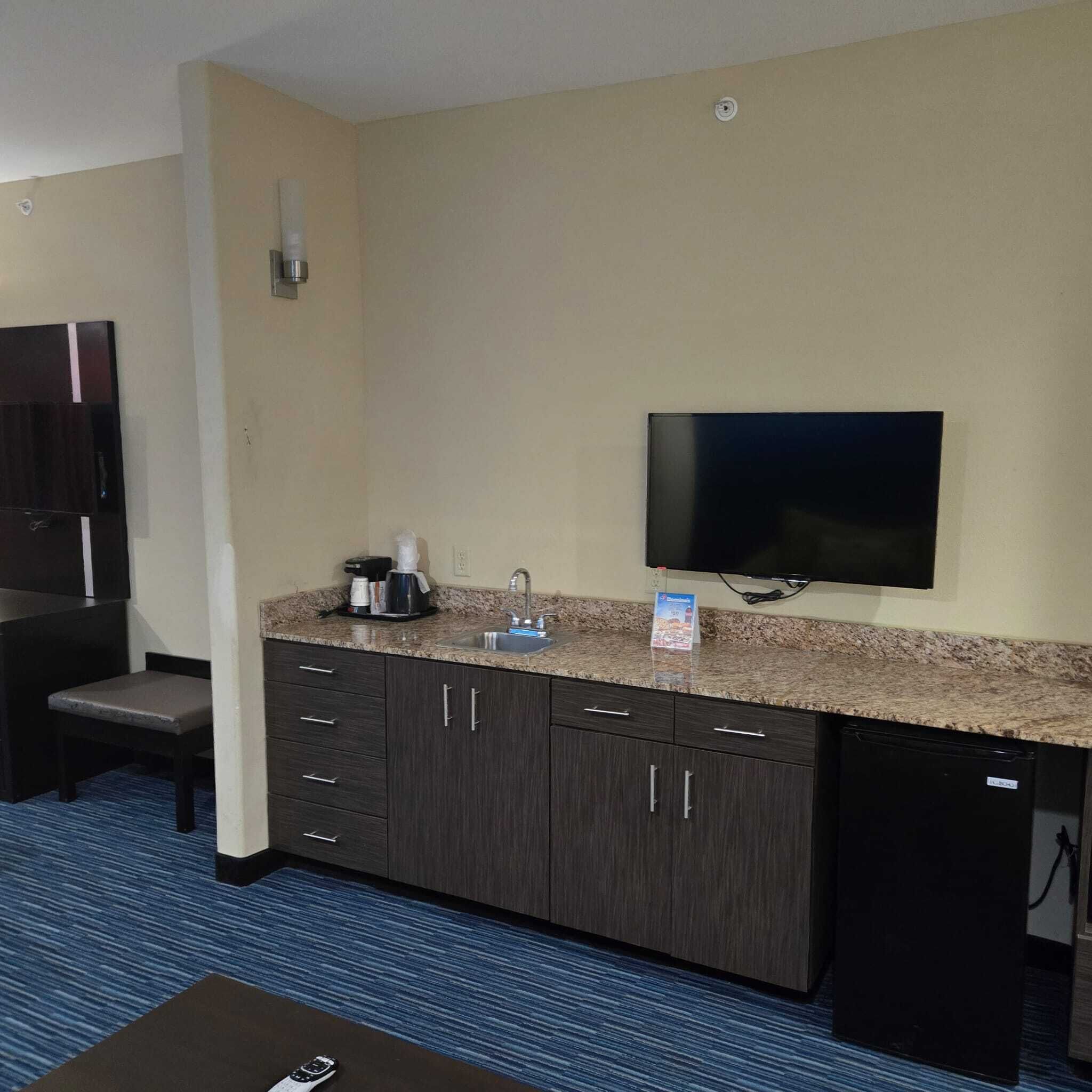 basic suite, 1 king bed, non smoking | 1 bedroom, premium bedding, desk, iron/ironing board