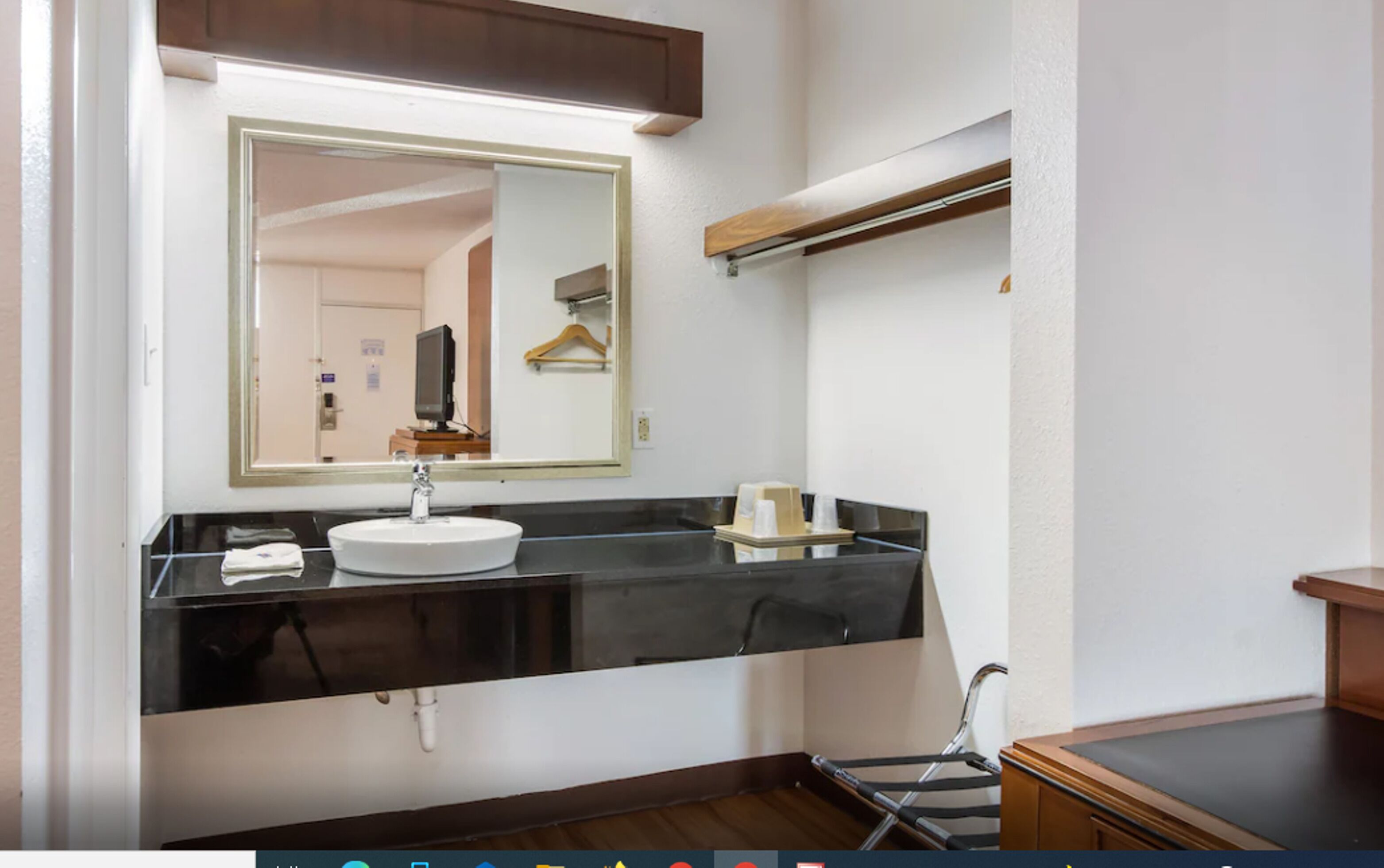 淋浴設備、淋浴花灑、毛巾、洗髮精