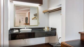 Dusj, regndusjhode, håndklær og sjampo