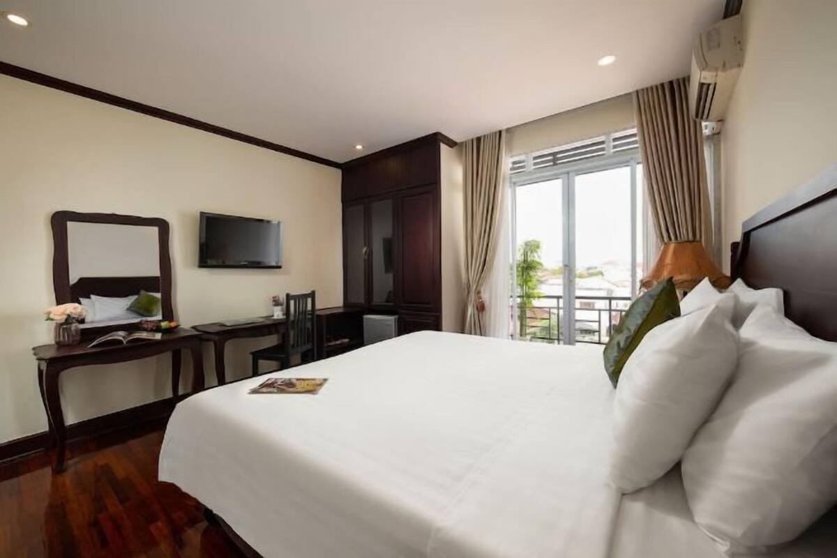 10 bedrooms, premium bedding, down duvets, in-room safe