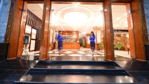 A hotel lobby with a grand entrance, a reception desk, and a chandelier. - Vientiane Golden Sun Hotel & Spa (Vientiane)