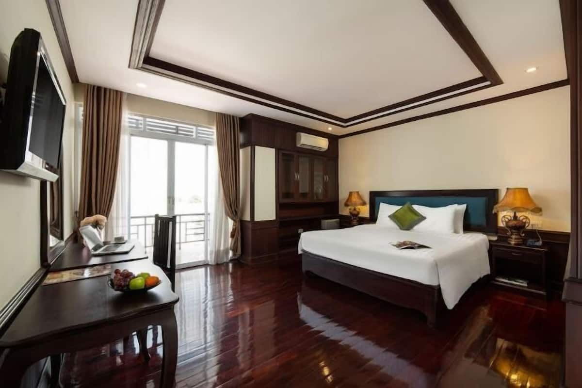10 bedrooms, premium bedding, down duvets, in-room safe