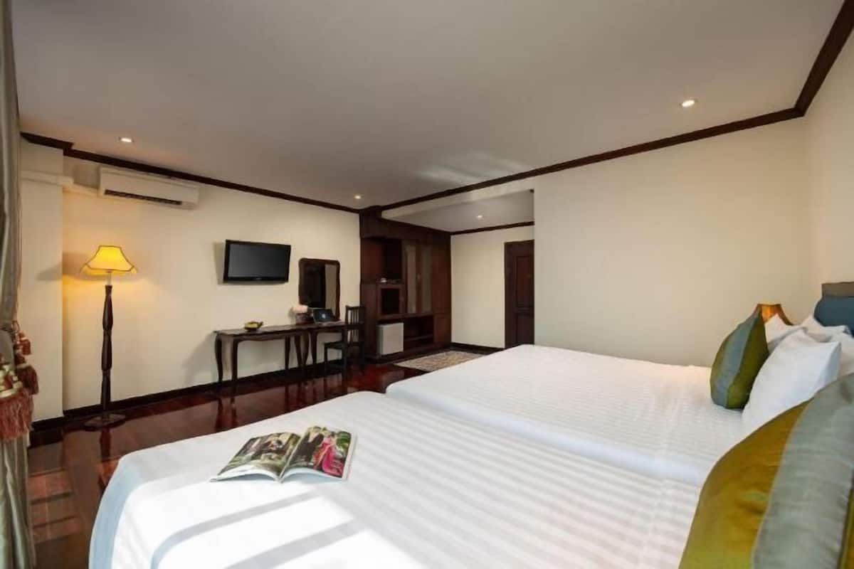 10 bedrooms, premium bedding, down duvets, in-room safe
