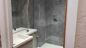 Deluxe Suite, Ensuite, Courtyard View | Bathroom