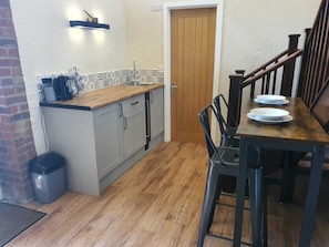 Deluxe Suite, Ensuite, Courtyard View | Private kitchen - The Lower Bell (Aylesford)