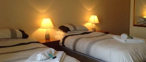 Ropa de cama de alta calidad y escritorio