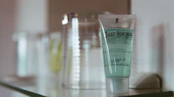 Combined shower/bathtub, free toiletries, hair dryer, towels