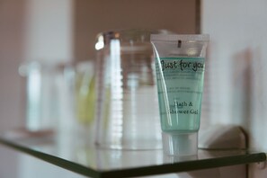 Kombinasi shower/bathtub dan perlengkapan mandi gratis