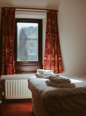 Premium bedding, desk, iron/ironing board, free cribs/infant beds - Oddfellows Arms (Wigton)