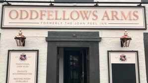 Het uiterlijk van Oddfellows Arms, een traditionele pub met cask ale, en kamers met eigen badkamer, een vergaderruimte en een biergarten.