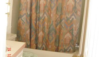 Burton Y. Berry Room, former US Ambassador to Iraq. Born in Fowler, IN. | Baño | Ducha y bañera combinadas y artículos de higiene personal gratuitos