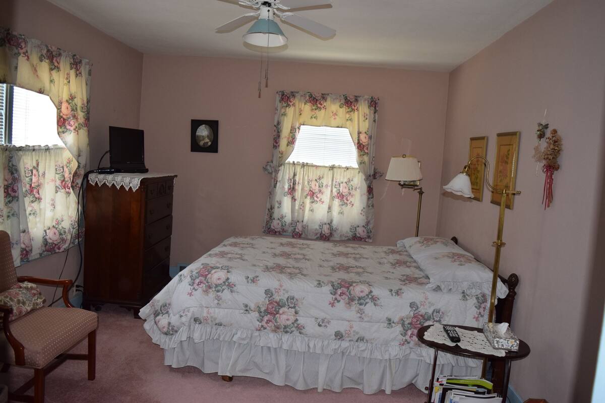 MATILDA MOISANT ROOM. 2nd woman in the USA to receive a pilot's license. | Hochwertige Bettwaren, WLAN