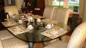 Desayuno completo gratuito y diario