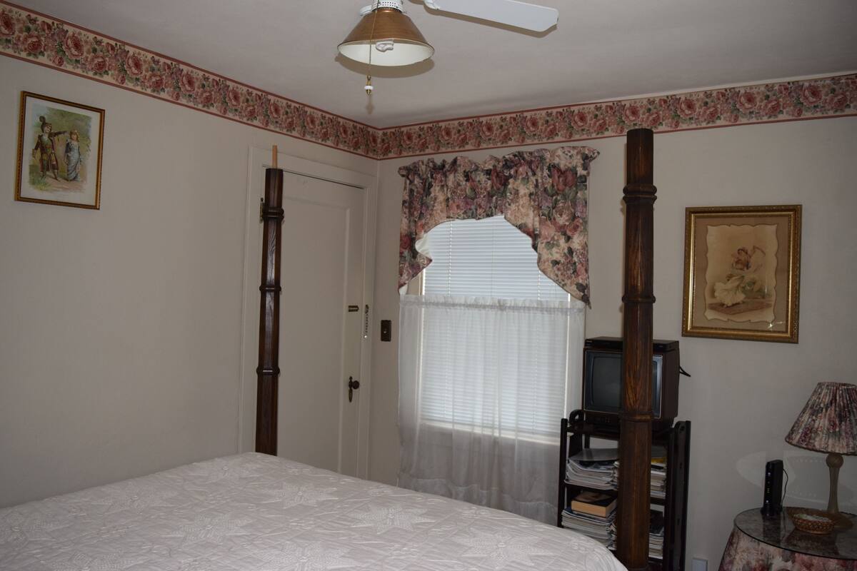 Economy-Zimmer, 1 Queen-Bett, Blick auf den Innenhof | Hochwertige Bettwaren, WLAN