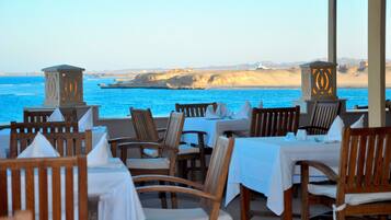 3 restaurants, breakfast, lunch, dinner served; international cuisine