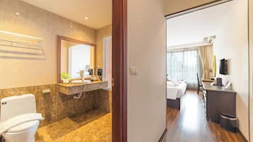 Junior-Suite, 1 Queen-Bett | Minibar, Zimmersafe, Schreibtisch, schallisolierte Zimmer