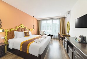 Suite junior, 1 cama Queen size | Minibar, caja de seguridad en la habitación y escritorio 