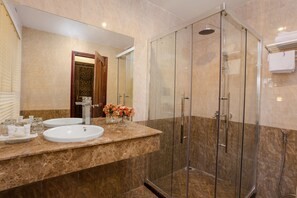 Deluxe-Doppelzimmer | Badezimmer | Duschwanne, kostenlose Toilettenartikel, Haartrockner, Handtücher