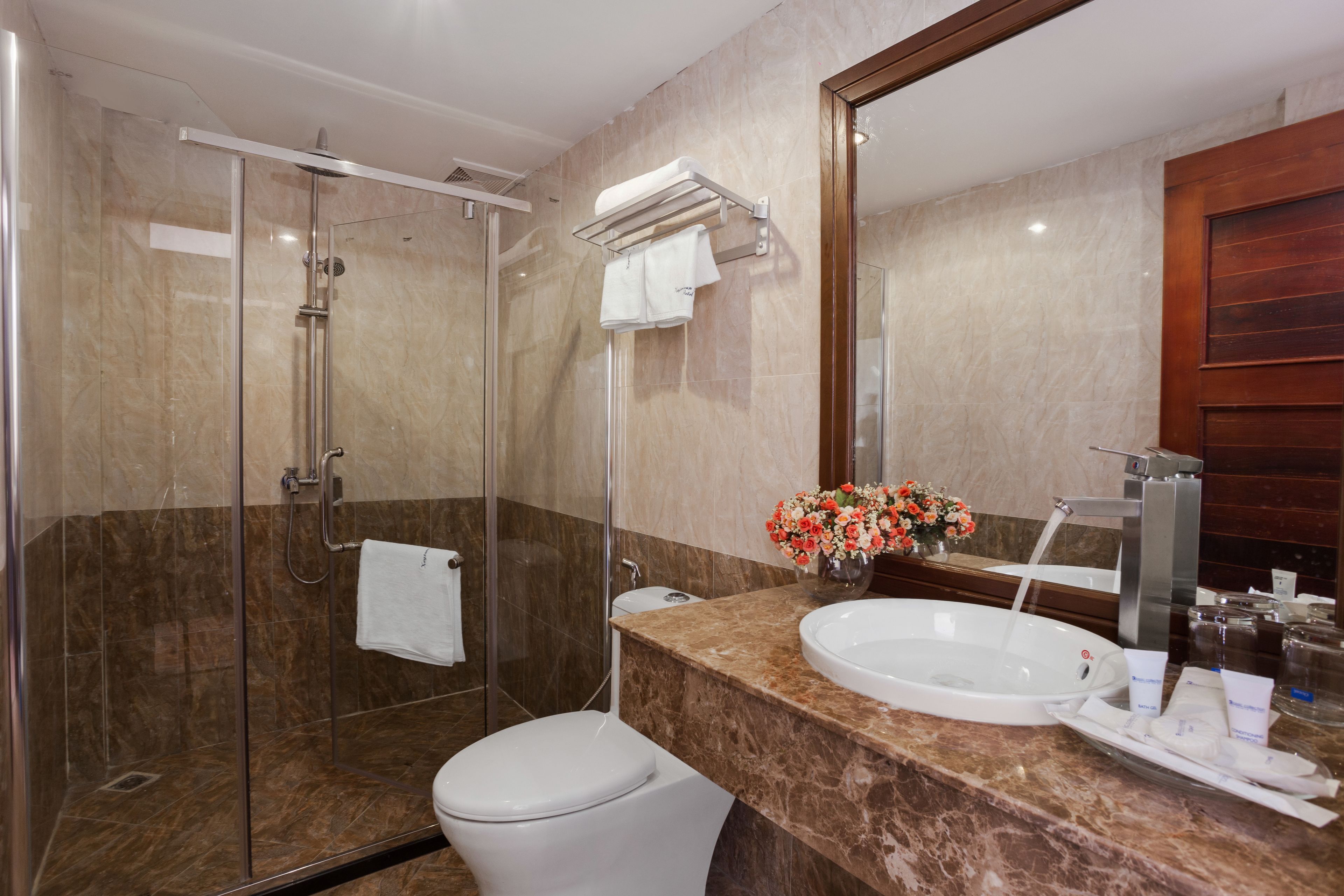 junior suite, 1 queen bed | bathroom | free toiletries, towels