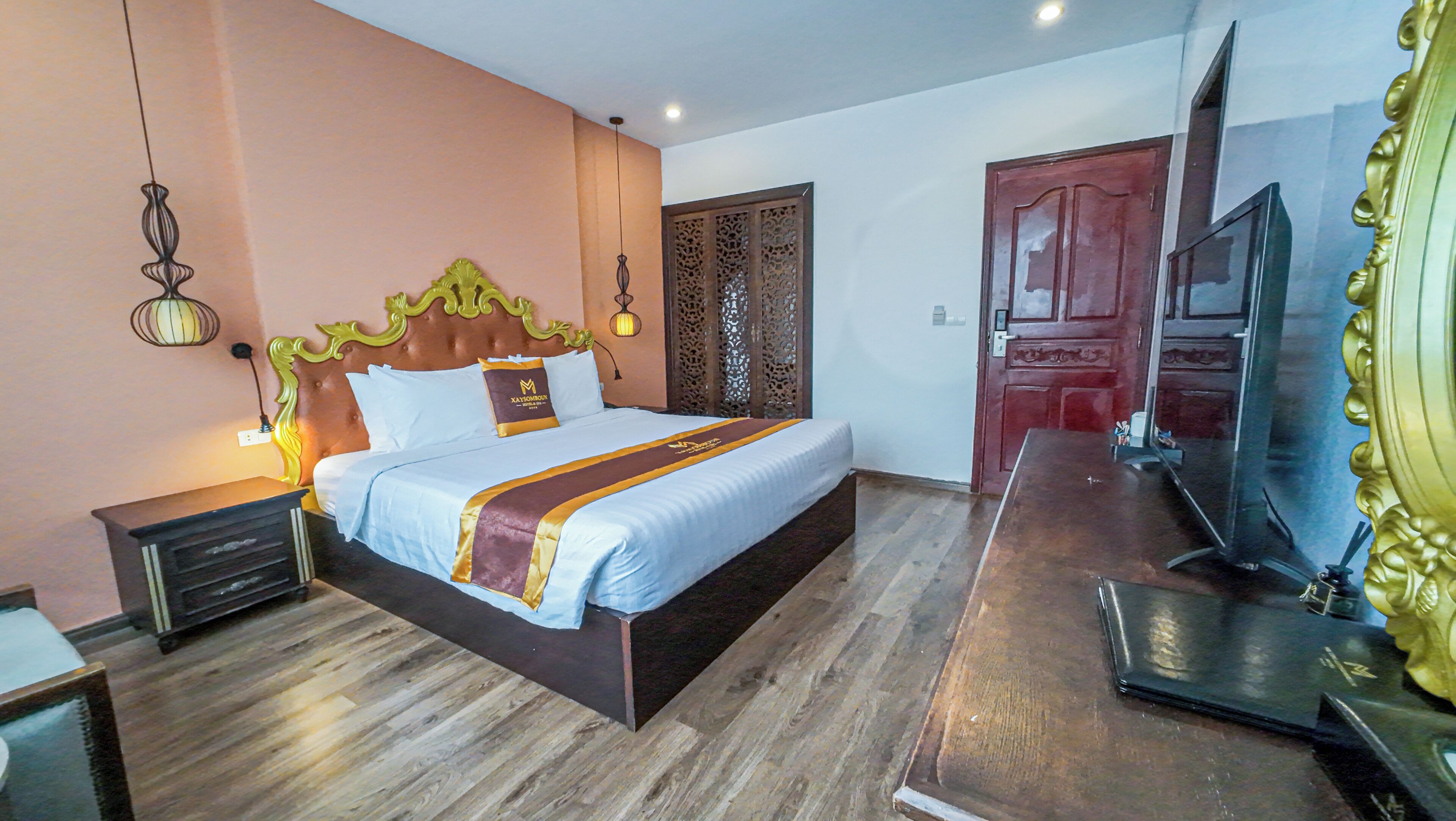 deluxe studio suite, 1 double bed, city view | minibar, in-room safe, desk, soundproofing