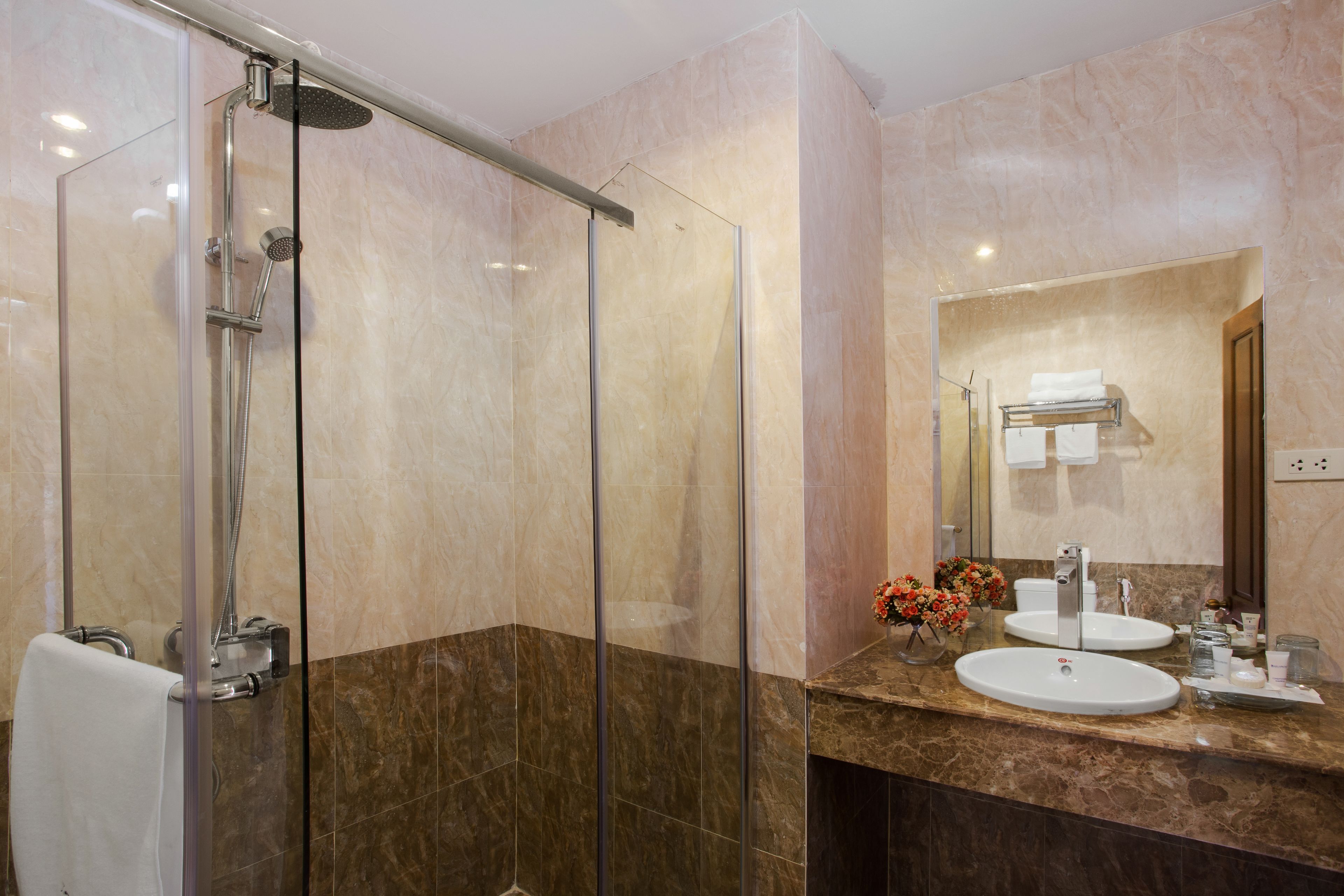 superior family room | bathroom | free toiletries, towels