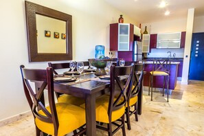 Family Apartment, 2 Bedrooms, Partial Sea View | Private kitchen