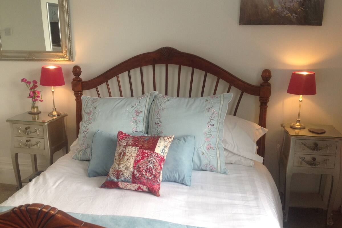 Double Room (Room 3) | Egyptian cotton sheets, hypo-allergenic bedding, free WiFi