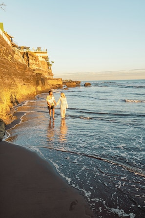 Private beach, black sand, sun-loungers, beach towels - Hotel Los Farallones (La Libertad)